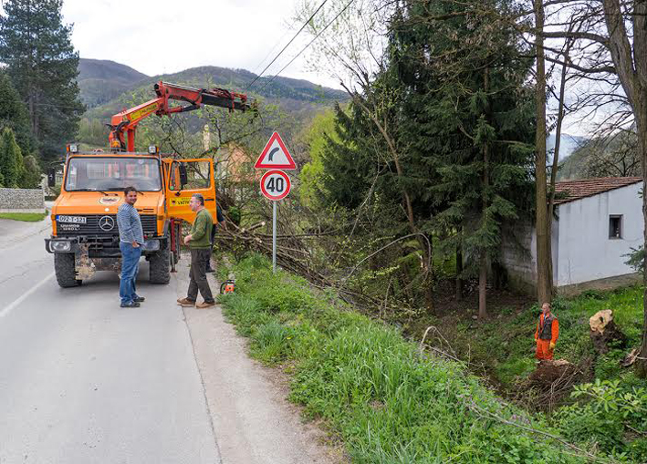 Raskresivanje šiblja i drveća oko ceste od Kreševa do Tomića